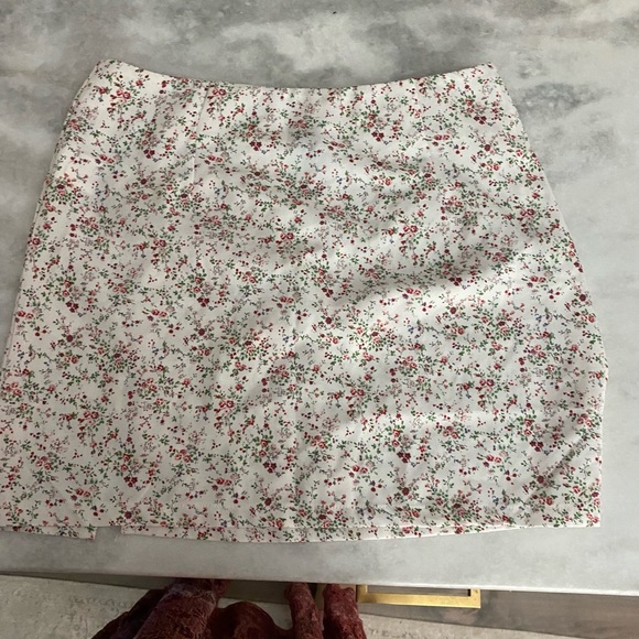 Floral mini skirt never worn - Picture 2 of 2